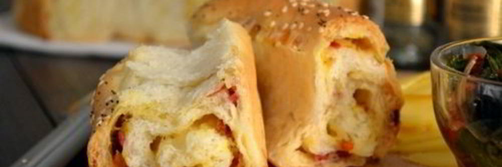 Порционный пирог с сыром и копченой колбасой