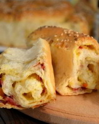 Порционный пирог с сыром и копченой колбасой