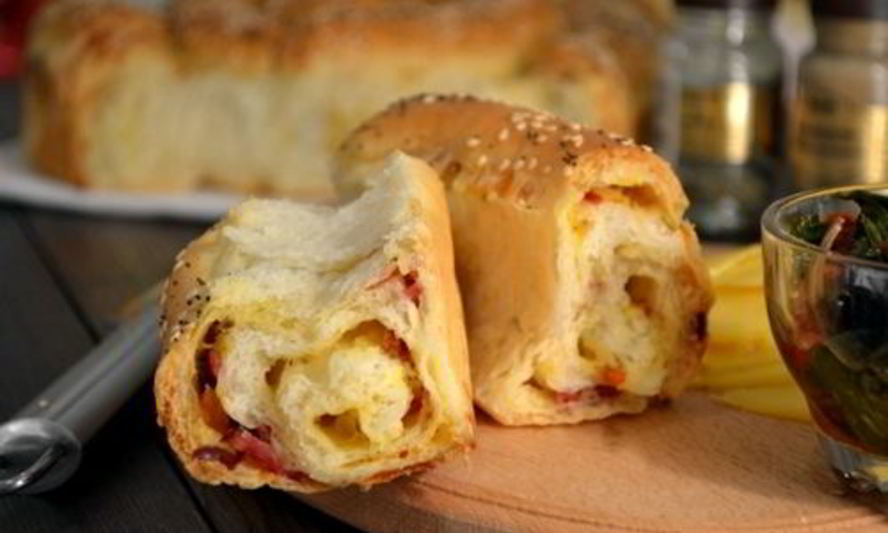 Рецепт порционного пирога с сыром и копченой колбасой