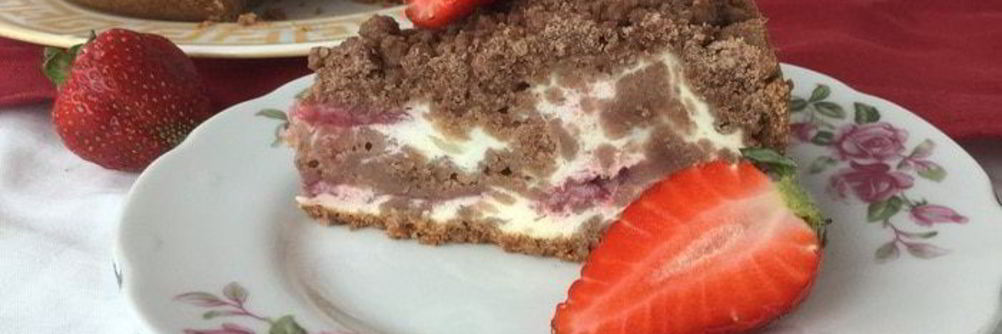 Шоколадный пирог с творожно-клубничной начинкой со штрейзелем