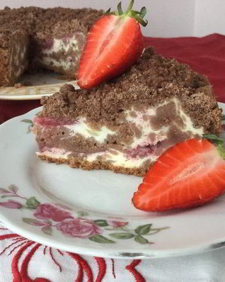 Шоколадный пирог с творожно-клубничной начинкой со штрейзелем