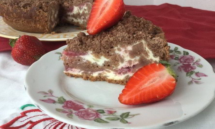 Рецепт шоколадного пирога с творожно-клубничной начинкой со штрейзелем
