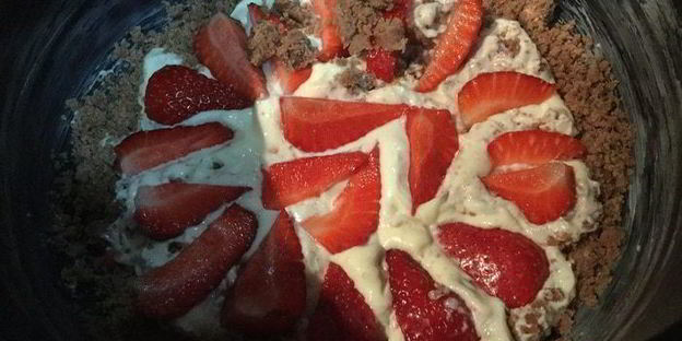 шоколадный пирог с творожно-клубничной начинкой со штрейзелем