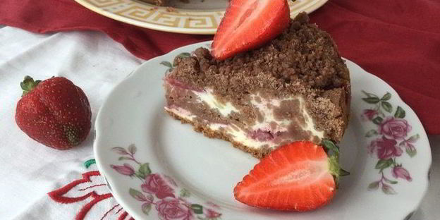 шоколадный пирог с творожно-клубничной начинкой со штрейзелем