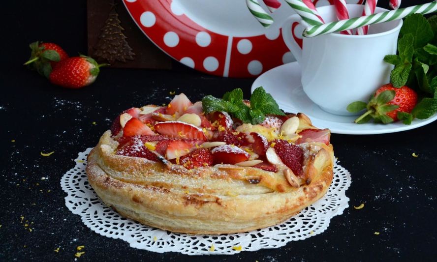 Рецепт слоеного пирога с клубникой