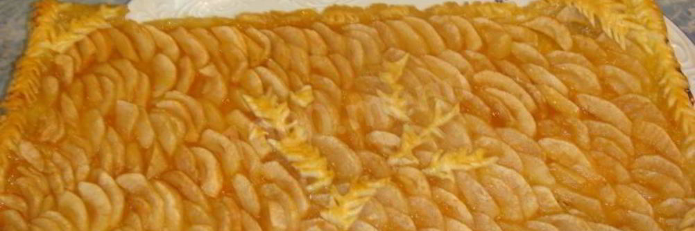 Слоеный пирог с яблоками к чаю