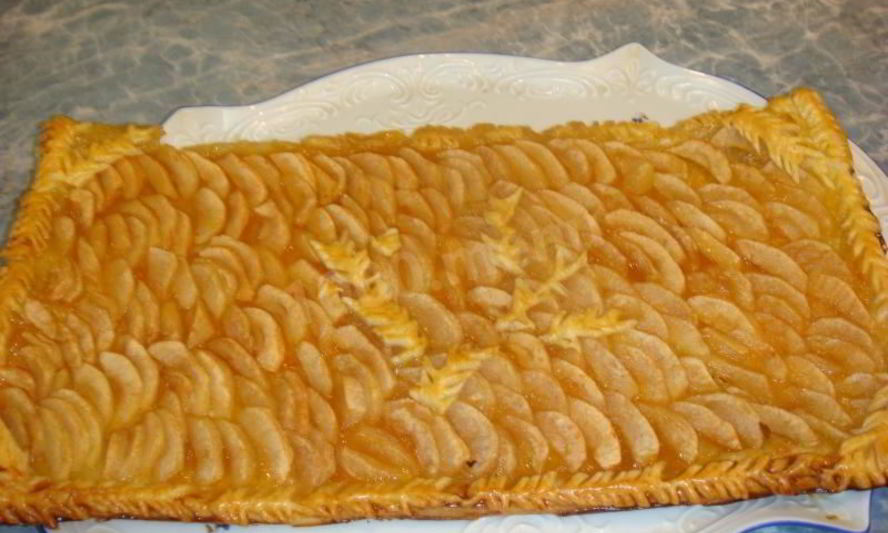 Рецепт слоеного пирога с яблоками к чаю