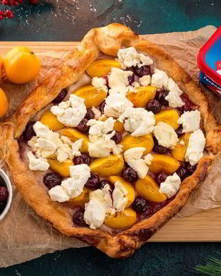 Слойка с фруктами и сыром