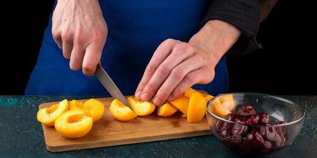 слойка с фруктами и сыром