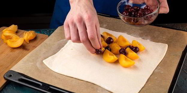 слойка с фруктами и сыром