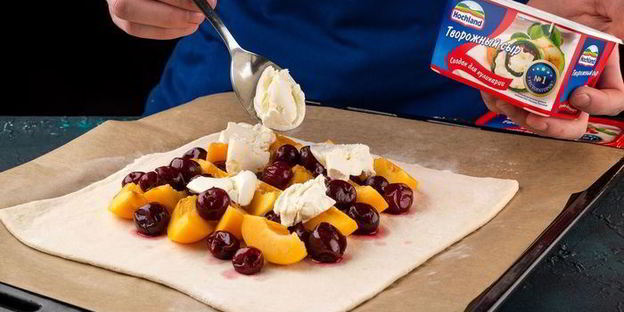 слойка с фруктами и сыром