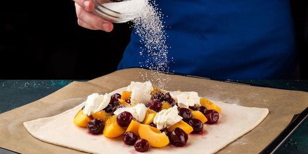 слойка с фруктами и сыром