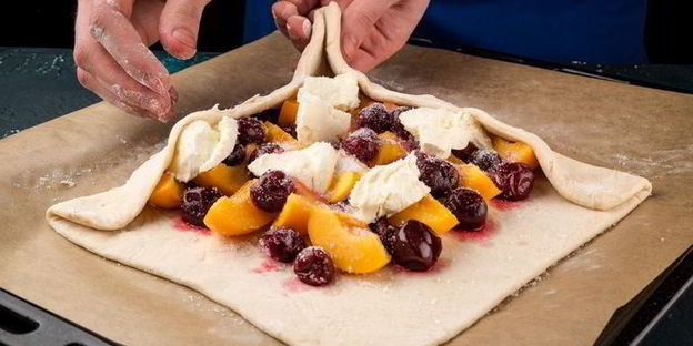 слойка с фруктами и сыром