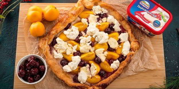 слойка с фруктами и сыром