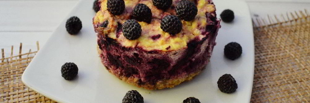 Творожный пирог с черной малиной
