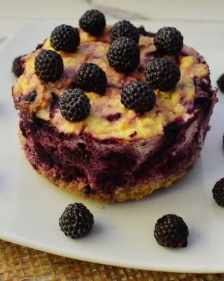 Творожный пирог с черной малиной