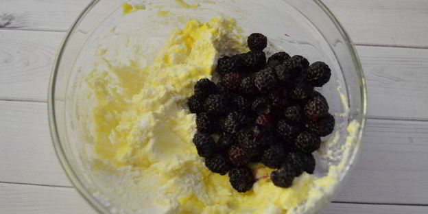 творожный пирог с черной малиной