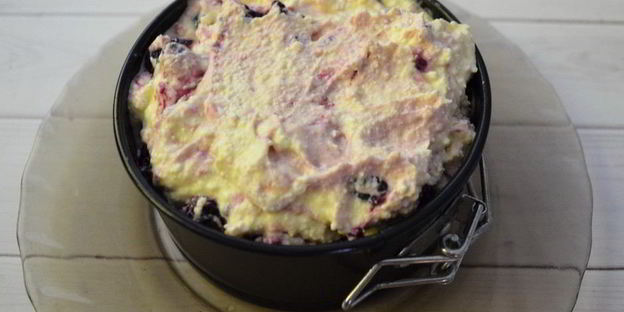 творожный пирог с черной малиной