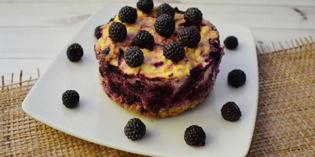 творожный пирог с черной малиной