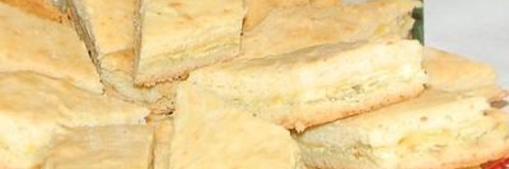 Творожный пирог слоеный с вареньем и сыром