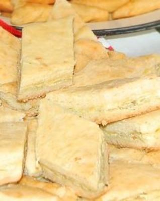 Творожный пирог слоеный с вареньем и сыром