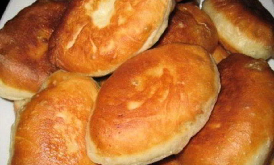 Рецепт быстрых пирожков на кефире с луком и яйцом