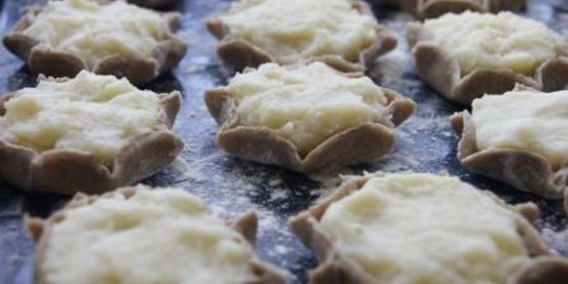 карельские пирожки с картошкой и яичным соусом