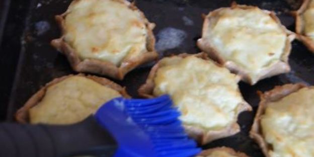 карельские пирожки с картошкой и яичным соусом