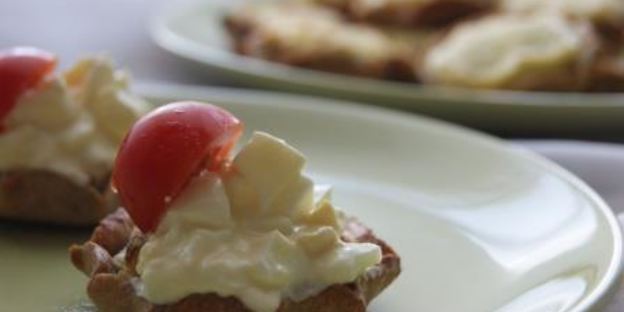 карельские пирожки с картошкой и яичным соусом