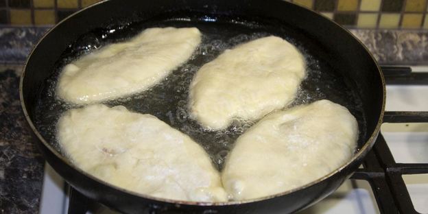 пирожки дрожжевые на воде на сковороде