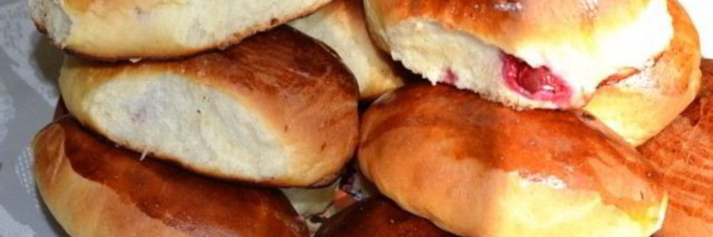 Пирожки дрожжевые с вишней