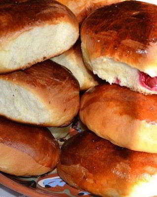 Пирожки дрожжевые с вишней