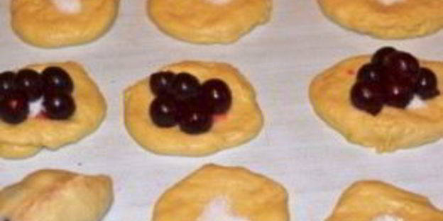 пирожки дрожжевые с вишней
