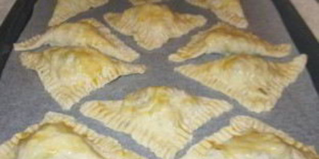пирожки из слоеного дрожжевого теста