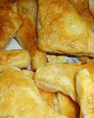 Пирожки из слоеного теста на сковороде