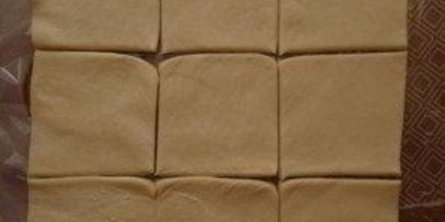 пирожки из слоеного теста на сковороде