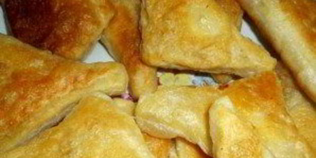 пирожки из слоеного теста на сковороде