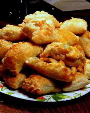 Пирожки из слоеного теста с грибами луком, капустой и яйцом