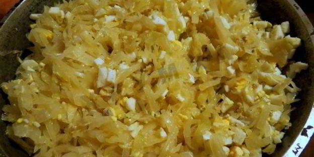 пирожки из слоеного теста с грибами луком, капустой и яйцом