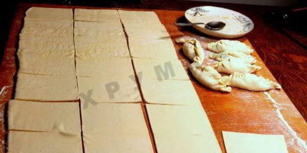 пирожки из слоеного теста с грибами луком, капустой и яйцом