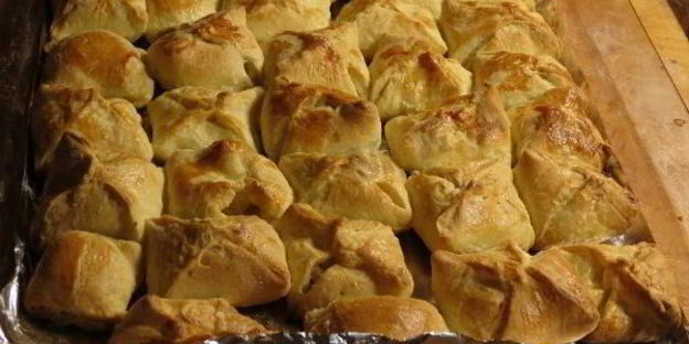 пирожки из слоеного теста с грибами луком, капустой и яйцом