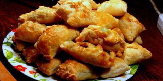 пирожки из слоеного теста с грибами луком, капустой и яйцом