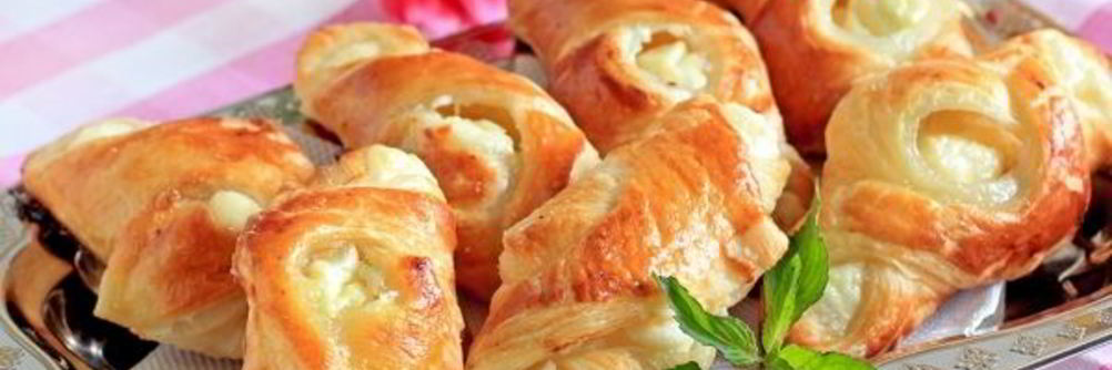 Пирожки из слоеного теста с творогом
