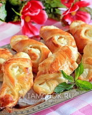 Пирожки из слоеного теста с творогом