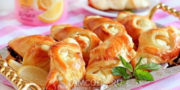 пирожки из слоеного теста с творогом