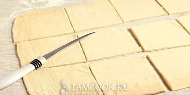 пирожки из слоеного теста с творогом