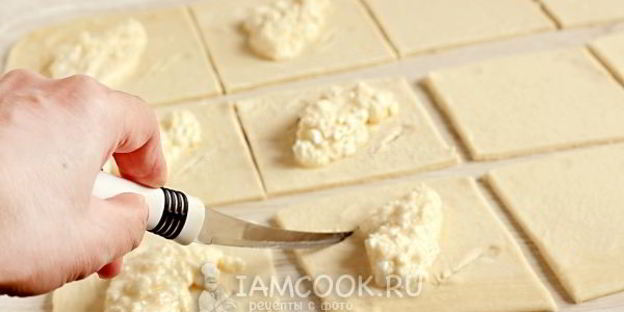 пирожки из слоеного теста с творогом