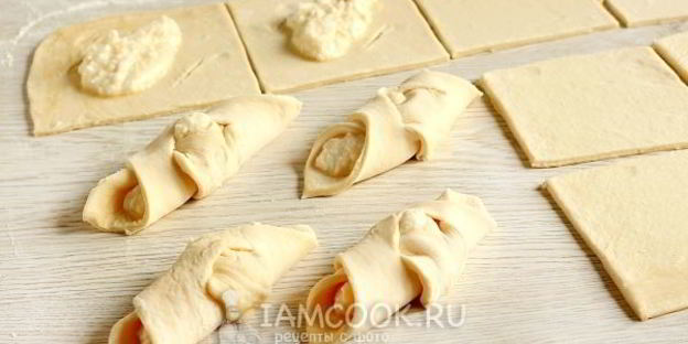 пирожки из слоеного теста с творогом