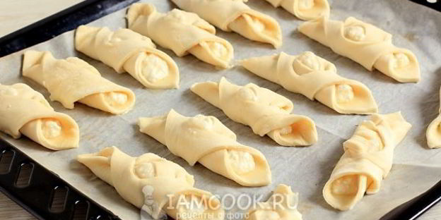 пирожки из слоеного теста с творогом