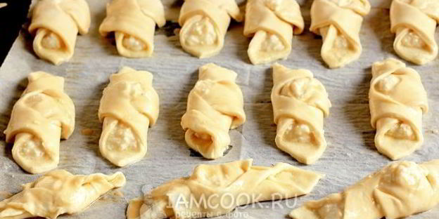 пирожки из слоеного теста с творогом